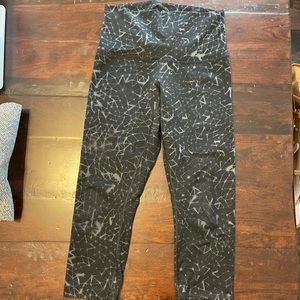 Lululemon Capri Pants - form fitting black/gray printed detail sz 8